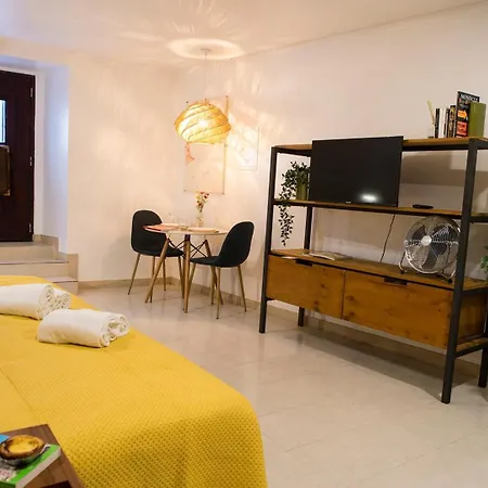 Διαμέρισμα For 2 Just 250m From Largo Intendente